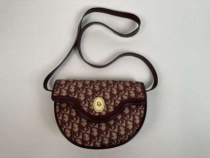 CHRISTIAN DIOR
Shoulder bag in signed canvas...