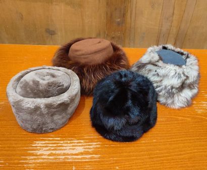 CARVEN
Set of four fur hats
