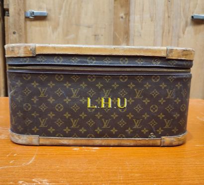 LOUIS VUITTON
Set of two soft suitcases and...