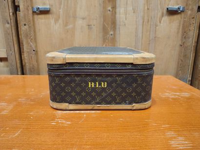 LOUIS VUITTON
Set of two soft suitcases and...