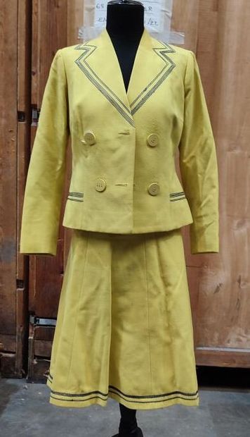CARVEN
Outfit in yellow fabric with black...