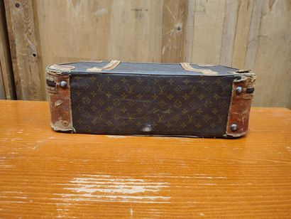 LOUIS VUITTON
Set of two soft suitcases and...