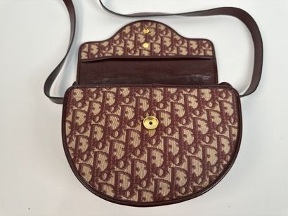 CHRISTIAN DIOR
Shoulder bag in signed canvas...