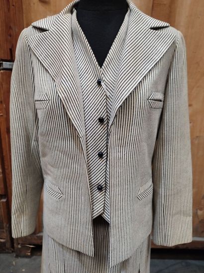 CARVEN
Outfit in black-striped white fabric...