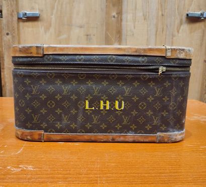 LOUIS VUITTON
Set of two soft suitcases and...