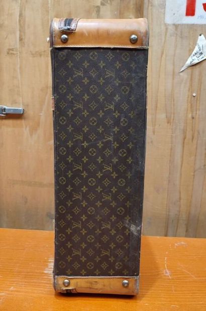 LOUIS VUITTON
Set of two soft suitcases and...