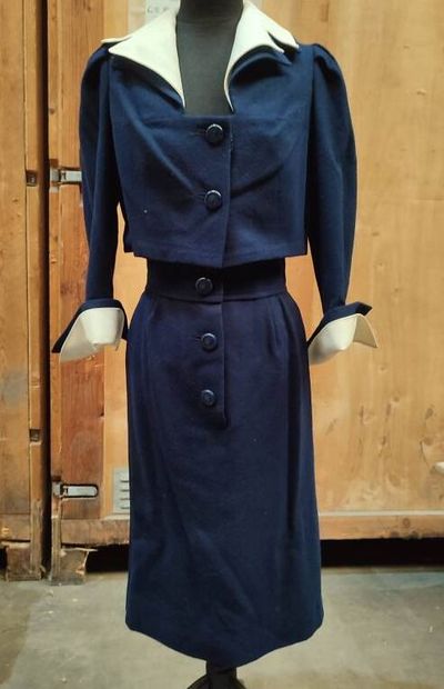 CARVEN
Outfit in navy blue felt with short...