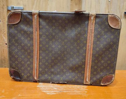 LOUIS VUITTON
Set of two soft suitcases and...