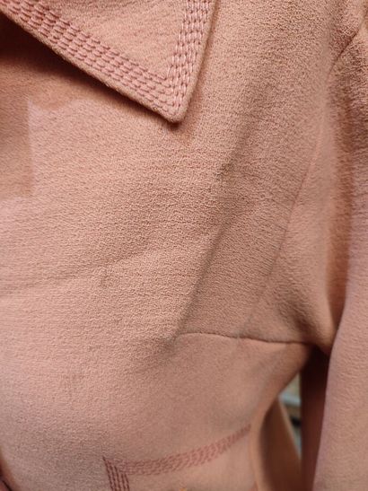 CARVEN
Salmon silk crepe and topstitching...