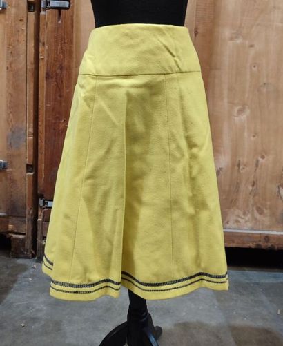 CARVEN
Outfit in yellow fabric with black...