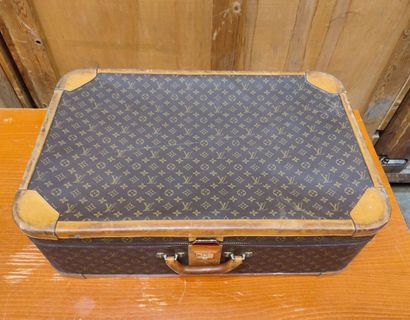 LOUIS VUITTON
Set of two soft suitcases and...