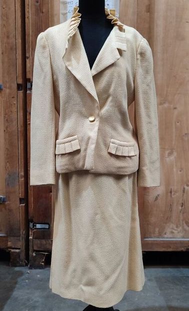 CARVEN
Set in yellow fabric with pleated...