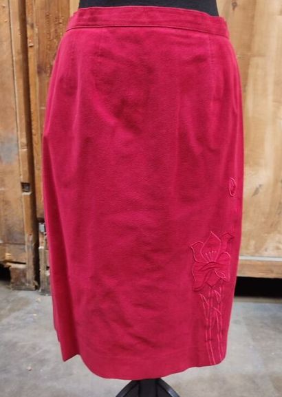 IDEAL TAILORING
Outfit in red skin and embroidered...