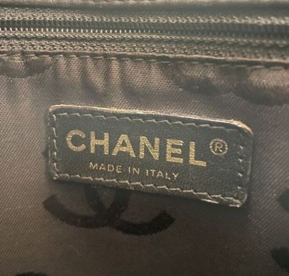 CHANEL
Brown leather bag with beige stitching
(wear...