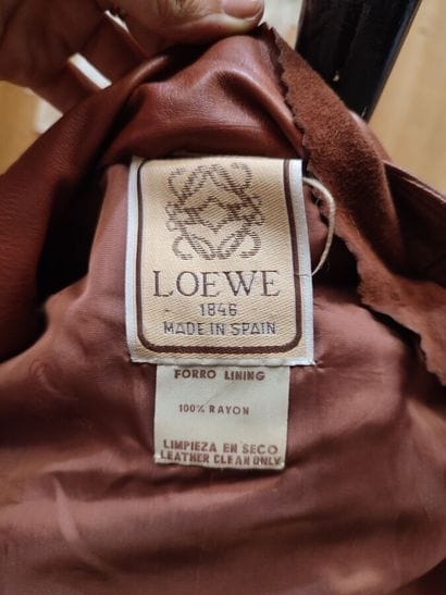 LOEWE
Long belted coat in cognac leather

Size...