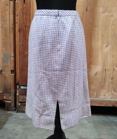 CARVEN
Outfit in white and purple houndstooth...