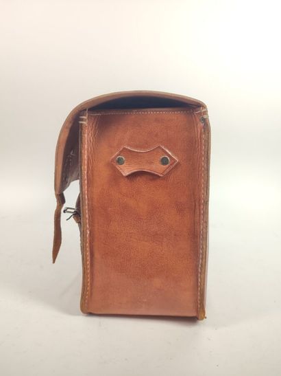 Leather bag with a small pocket on the front...