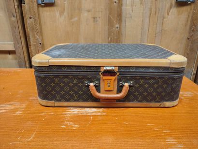 LOUIS VUITTON
Set of two soft suitcases and...