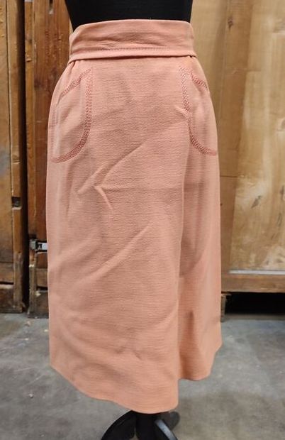 CARVEN
Salmon silk crepe and topstitching...