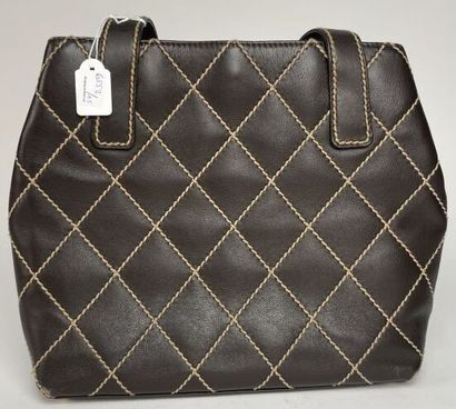 CHANEL
Brown leather bag with beige stitching
(wear...