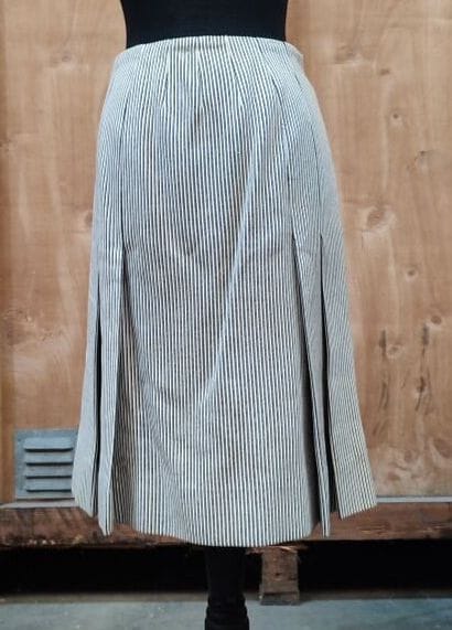 CARVEN
Outfit in black-striped white fabric...