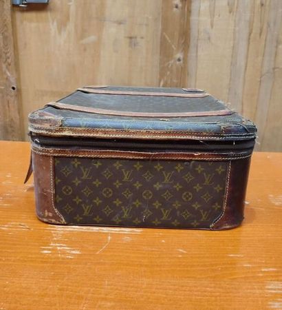 LOUIS VUITTON
Set of two soft suitcases and...