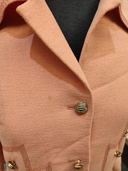 CARVEN
Salmon silk crepe and topstitching...