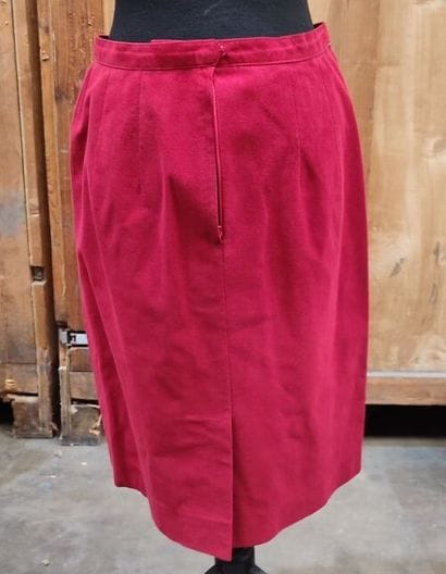 IDEAL TAILORING
Outfit in red skin and embroidered...