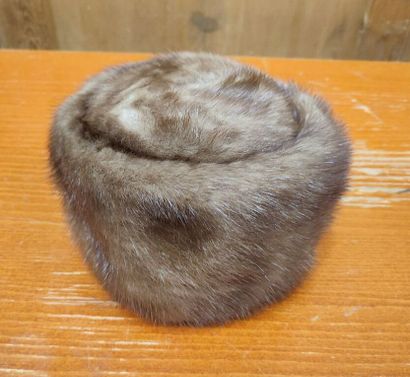 Set of furs including five toques and a shawl
Various...