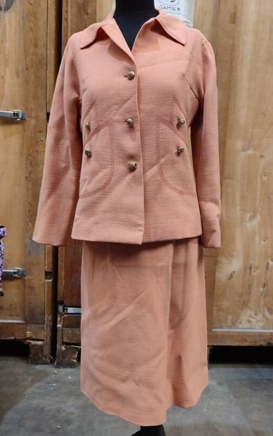 CARVEN
Salmon silk crepe and topstitching...