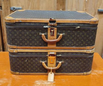 LOUIS VUITTON
Set of two soft suitcases and...