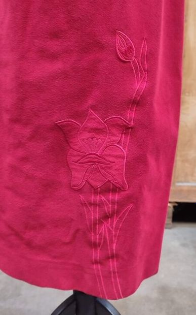 IDEAL TAILORING
Outfit in red skin and embroidered...