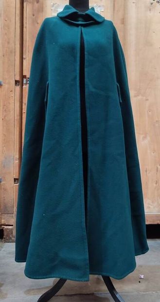 CARVEN
Fir green cape