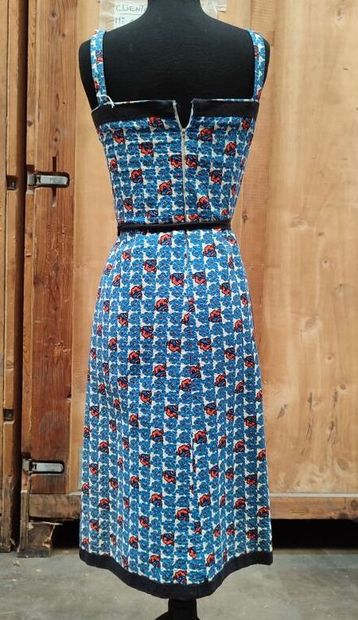 GIVENCHY boutique
Blue floral strapless dress

Size...