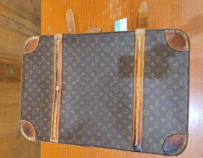 LOUIS VUITTON
Set of two soft suitcases and...