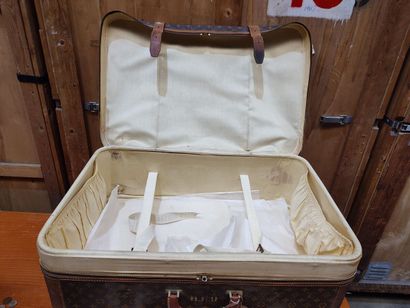 LOUIS VUITTON
Set of two soft suitcases and...