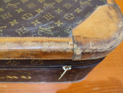 LOUIS VUITTON
Set of two soft suitcases and...