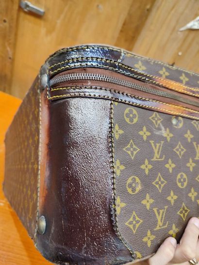 LOUIS VUITTON
Set of two soft suitcases and...