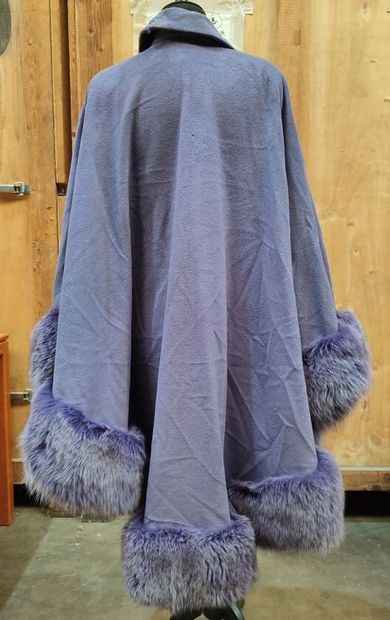 CARVEN
Purple cape with fur bottom in the...