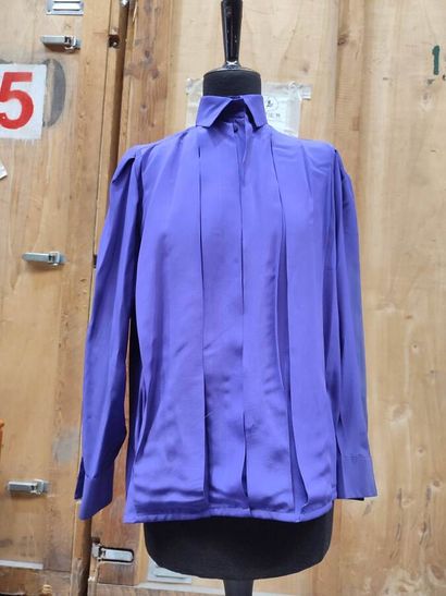 Lot of blouses including: 
- MILA SCHON DUE,...