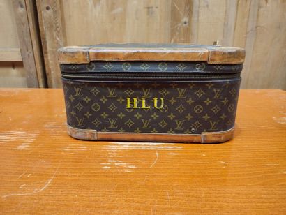 LOUIS VUITTON
Set of two soft suitcases and...