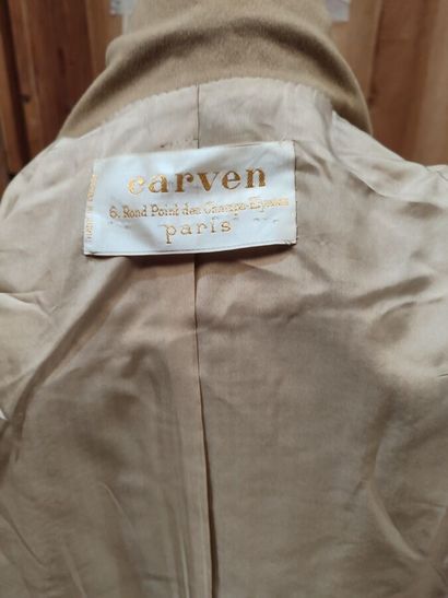CARVEN
Beige ensemble with belted Prince...
