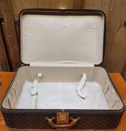 LOUIS VUITTON
Set of two soft suitcases and...