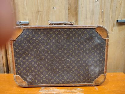 LOUIS VUITTON
Set of two soft suitcases and...