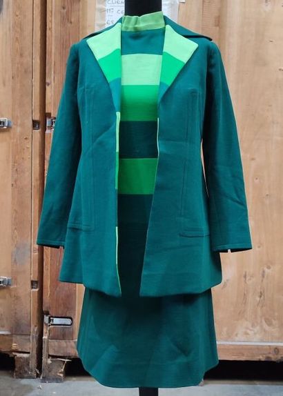 CARVEN
Set in green fabric consisting of...
