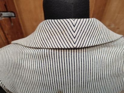 CARVEN
Outfit in black-striped white fabric...