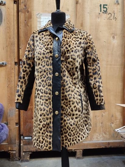 CARVEN FUR
Fur coat with leopard print and...