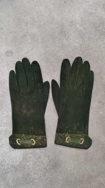 HERMES
Green leather belt, double claw fastening
Length...