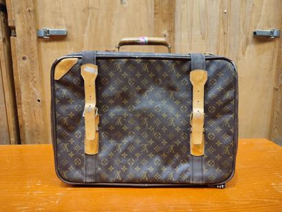 LOUIS VUITTON
Set of two soft suitcases and...