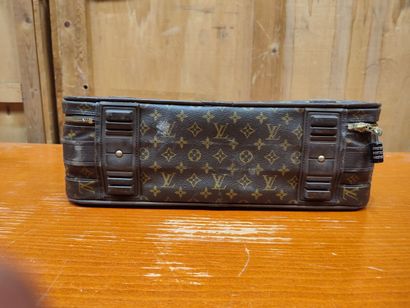 LOUIS VUITTON
Set of two soft suitcases and...